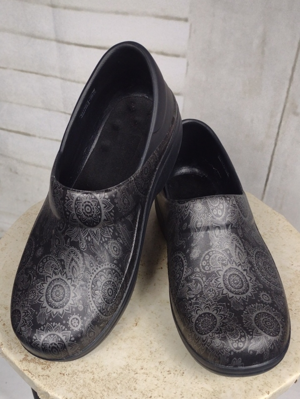 CROCS Women's Black Floral Mandala Slip-On Clogs Work Size 7